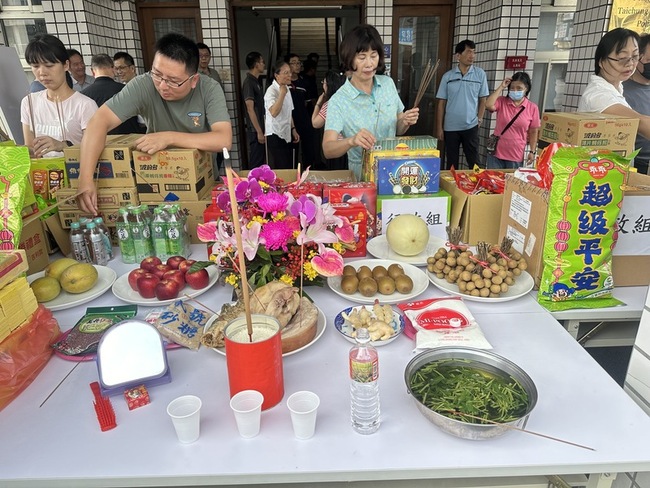 台中豐原警分局中元普渡　「超級平安」乖乖吸睛 | 華視新聞