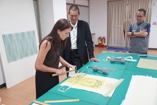 法籍修復師駐點北港朝天宮　跨國交流紙質文物技術