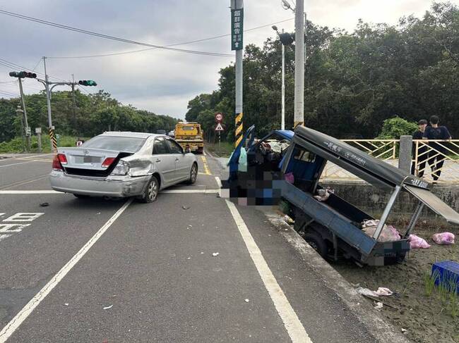 屏東小貨車追撞轎車後再撞號誌桿　駕駛送醫不治 | 華視新聞