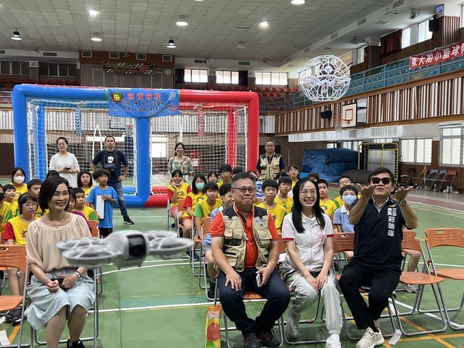 陳瑩媒合業界　捐母校東大附小無人機足球設備 | 華視新聞