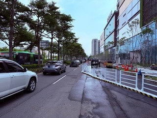 台中工地交通錐碰撞衝突　怪手駕駛機具擋道挨罰