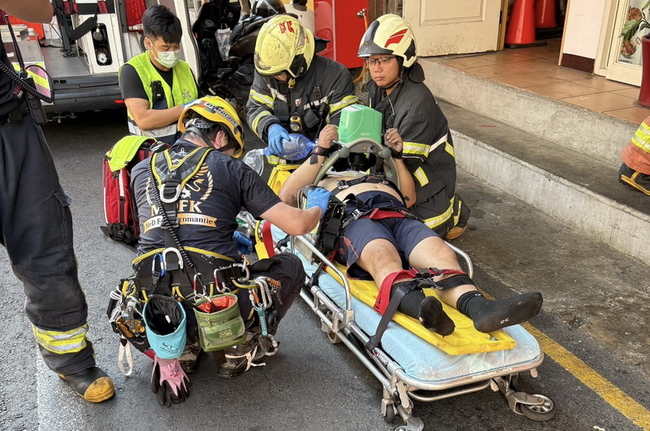 新北監視器維修工墜落電梯井　命危送醫 | 華視新聞