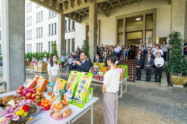 外交部普渡祈福　貝里斯辣椒醬、立陶宛巧克力上供桌 | 華視新聞