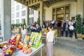 外交部普渡祈福　貝里斯辣椒醬、立陶宛巧克力上供桌