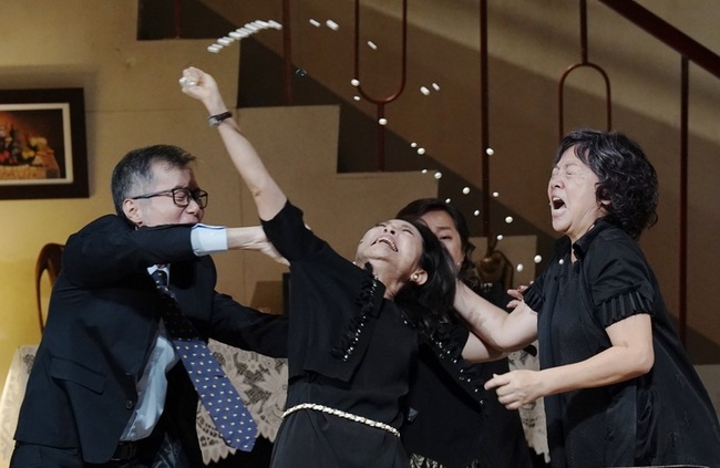 舞台劇「八月，在我家」　打架場面描繪家庭風暴 | 華視新聞