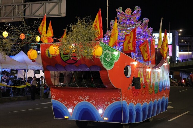 雞籠中元祭放水燈遊行　各宗親會花車繽紛吸睛 | 華視新聞