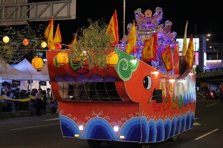 雞籠中元祭放水燈遊行　各宗親會花車繽紛吸睛