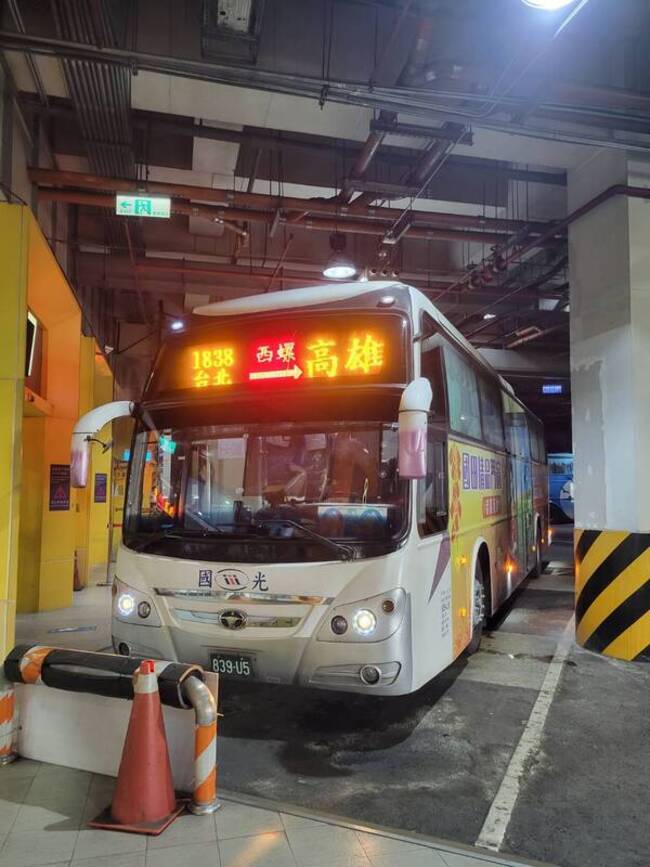國光客運8國道路線9/8停駛　末班車標語致謝贈禮 | 華視新聞