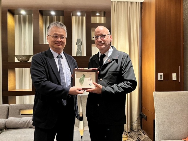 法總統科學顧問訪台　回贈283冊書給中研院 | 華視新聞