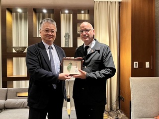 法總統科學顧問訪台　回贈283冊書給中研院