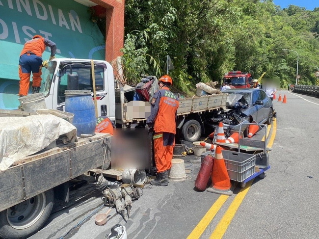 新北新店自小客失控車禍　工程施工遭波及1人命危 | 華視新聞