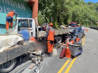 新北新店自小客失控車禍　工程施工遭波及1人命危