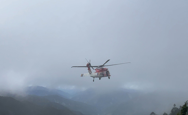 女山友玉山主北岔路風口摔傷  空勤吊掛脫困送醫 | 華視新聞