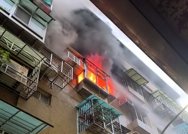 新北新莊民宅火警　1男子送醫命危 | 華視新聞