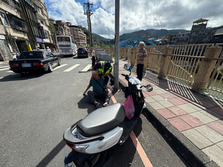 7旬翁騎機車自摔命危　瑞芳警CPR聯手路人及時救回