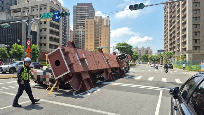 新北聯結車載運鋼柱突掉落幸無人傷  肇因待查 | 華視新聞