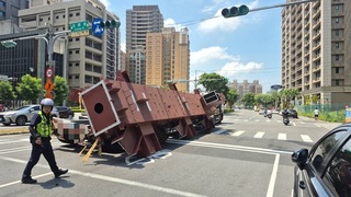 新北聯結車載運鋼柱突掉落幸無人傷  肇因待查