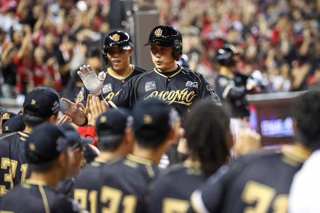 在林智勝引退賽轟雙響砲　劉基鴻賽後淚崩感謝 | 華視新聞