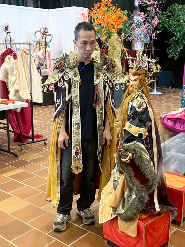 三昧堂布袋戲音樂劇  主角戲偶高150公分氣勢驚人 | 華視新聞