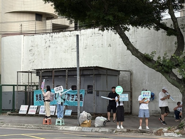 律師轉述柯文哲同意交保　北所外支持者舉牌聲援 | 華視新聞