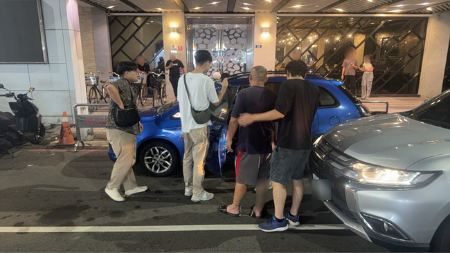 情侶爭執女趴引擎蓋阻離去  男踩油門輾斃遭收押 | 華視新聞