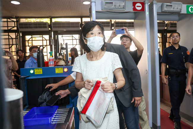 京華城案交保　柯文哲下午將赴北院戴電子腳鐶 | 華視新聞