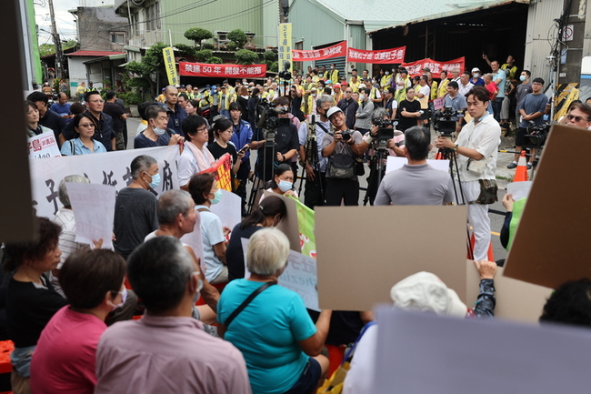 社子島協議價購首場會議　反對及支持團體場外叫囂 | 華視新聞