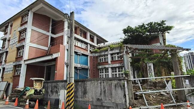 花蓮縣原住民會館安全性不足  12日開拆暫作停車場 | 華視新聞