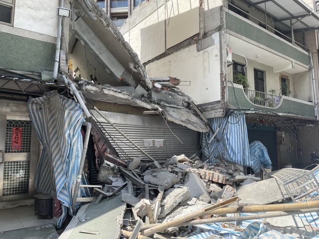 新北蘆洲3樓透天厝拆除突崩塌壓毀鷹架  幸無人傷 | 華視新聞
