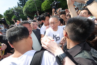 柯文哲交保離開北院　逾700名小草簇擁力挺