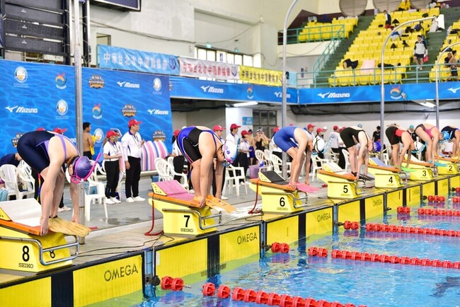 世界盃自由潛水暨蹼泳巡迴賽  多國好手齊聚高雄 | 華視新聞