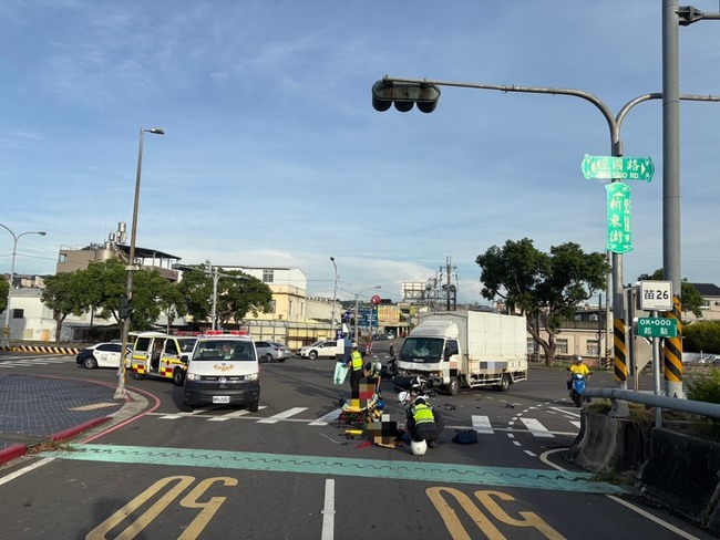 苗栗貨車疑未遵守號誌左轉　撞飛機車騎士、乘客 | 華視新聞