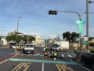 苗栗貨車疑未遵守號誌左轉　撞飛機車騎士、乘客