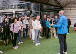 翁章梁參訪倫敦巴特西發電站  盼複製成功經驗