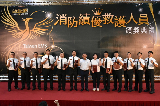 消防署表揚79績優救護人員　吳恩碩遺孀代表受獎 | 華視新聞