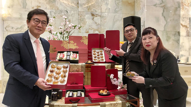 高雄中秋月餅市場開打　精緻禮盒及優惠搶客 | 華視新聞