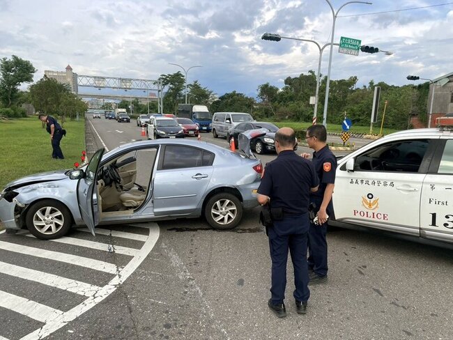 男駕贓車藏毒品拒攔查衝撞　遭警開12槍制伏 | 華視新聞