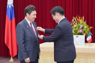 法外委會副主席堅定挺台　林佳龍贈睦誼外交獎章