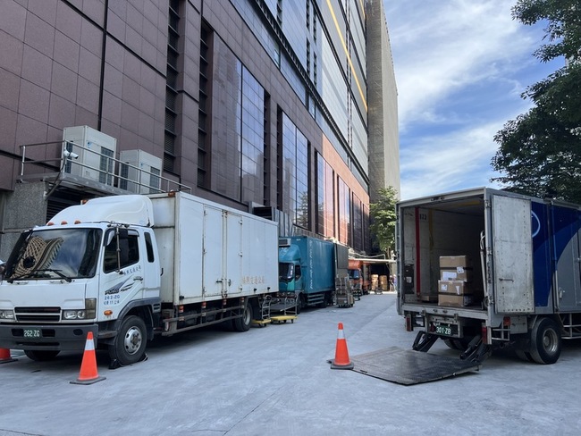 台中新光三越開始進貨  櫃姐：流浪半年開心回歸 | 華視新聞