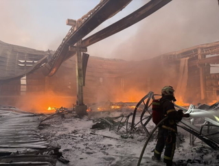 彰化保麗龍倉庫大火  20輛消防車灌救4小時撲滅