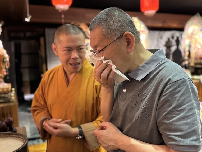 交保後首度祭拜父親牌位　柯文哲哽咽 | 華視新聞