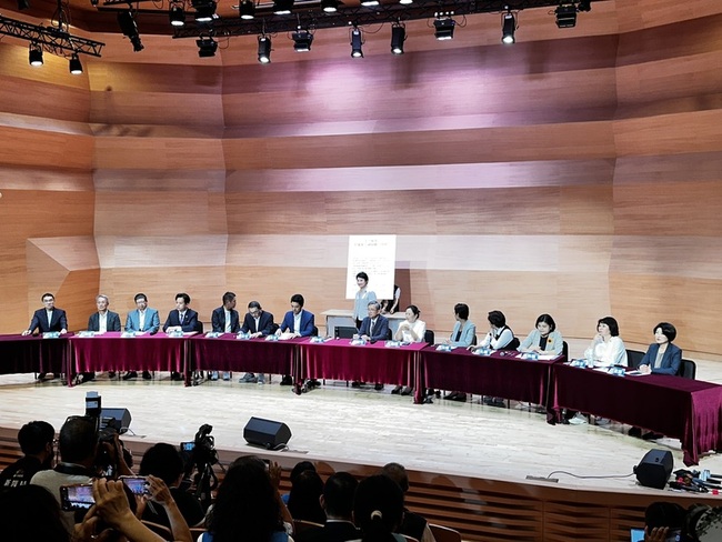 藍白縣市首長齊聚北市　發表捍衛地方補助聯合聲明 | 華視新聞