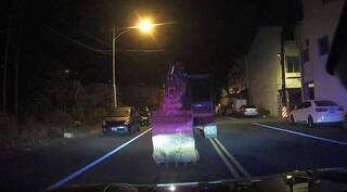 南投男子竊挖土機拒檢　揮鏟斗攻擊警車遭逮