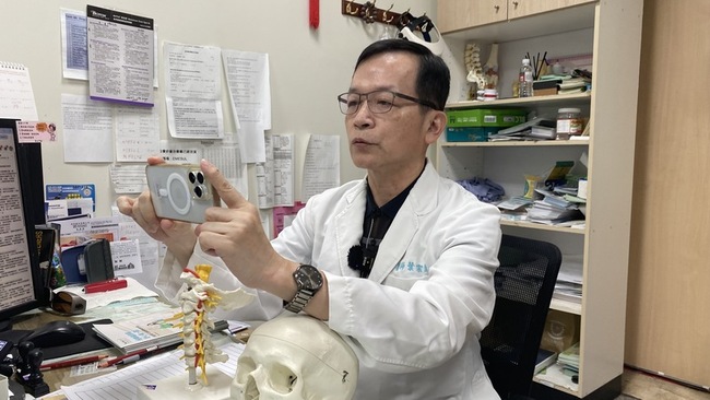 女大生長期滑手機　頭痛頸椎僵硬老化如60歲 | 華視新聞