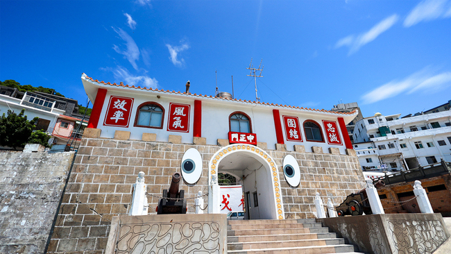 加拿大雙人組作品「在他眼中」　大眼高掛西莒地標 | 華視新聞