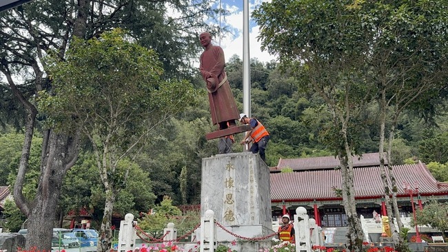 梨山賓館前蔣中正銅像拆除  遷移文物陳列館 | 華視新聞