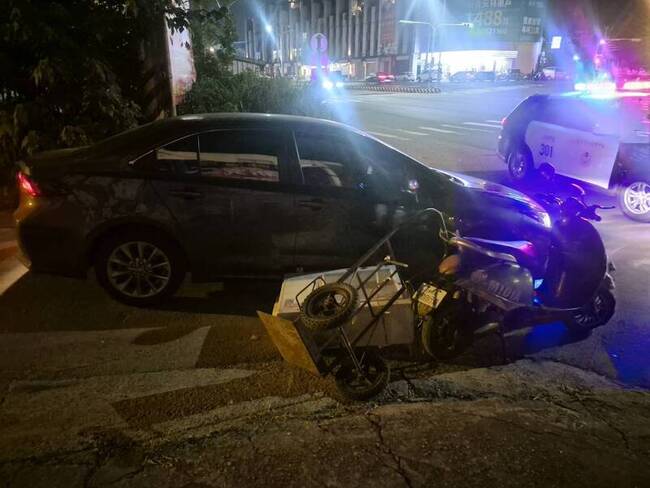 無牌二輪微電車又載冷氣機砸他車  台中男恐罰1800 | 華視新聞