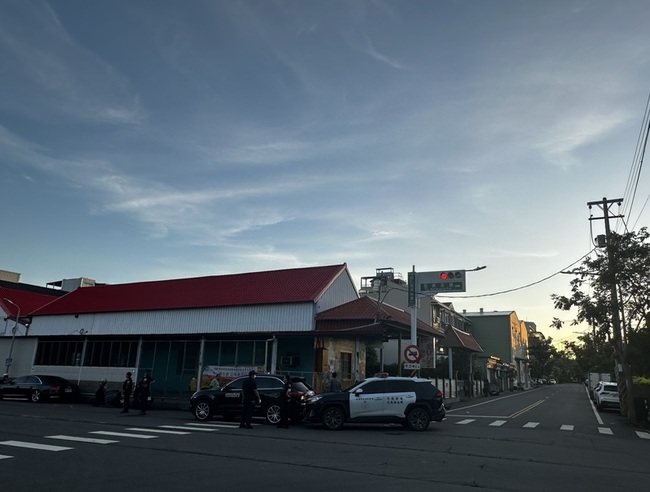 高雄男凌晨駕車自撞幼兒園圍牆當場亡  2乘客送醫 | 華視新聞