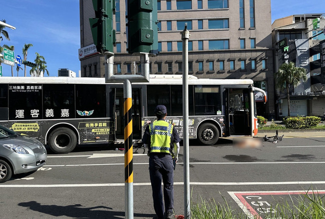 嘉義客運路口右轉追撞腳踏車　1人不治 | 華視新聞