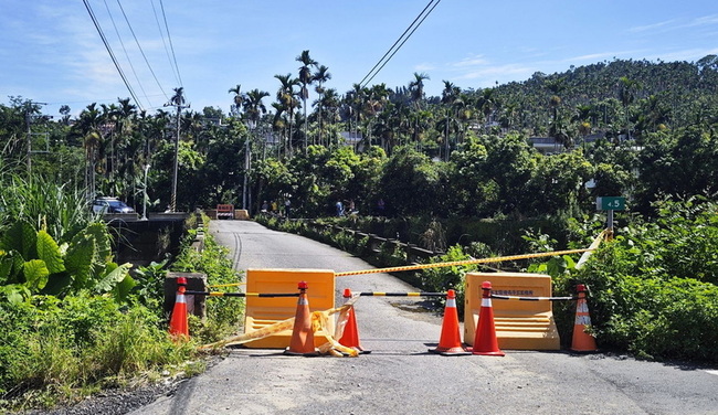 嘉義中埔忠全橋基座掏空橋面彎曲  全線封閉禁通行 | 華視新聞